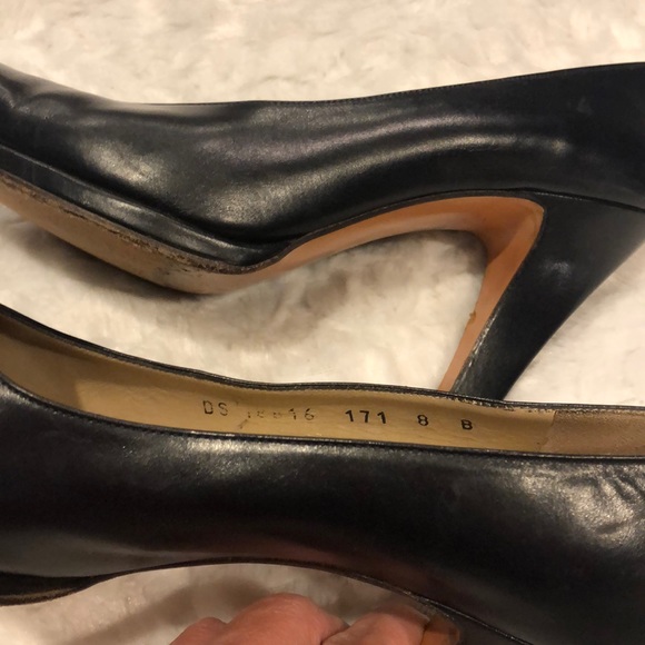 Salvatore Ferragamo EXCELLENT condition navy pumps - Picture 6 of 8